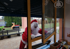 Mikołaj puka w okno naszej sali